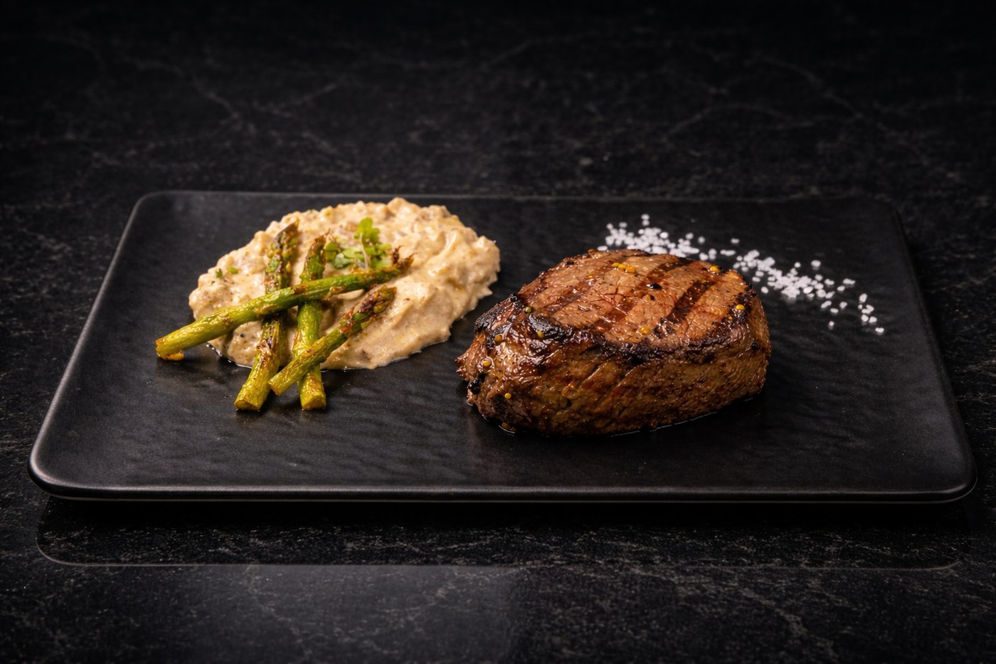 Стейк с соусом из белых грибов