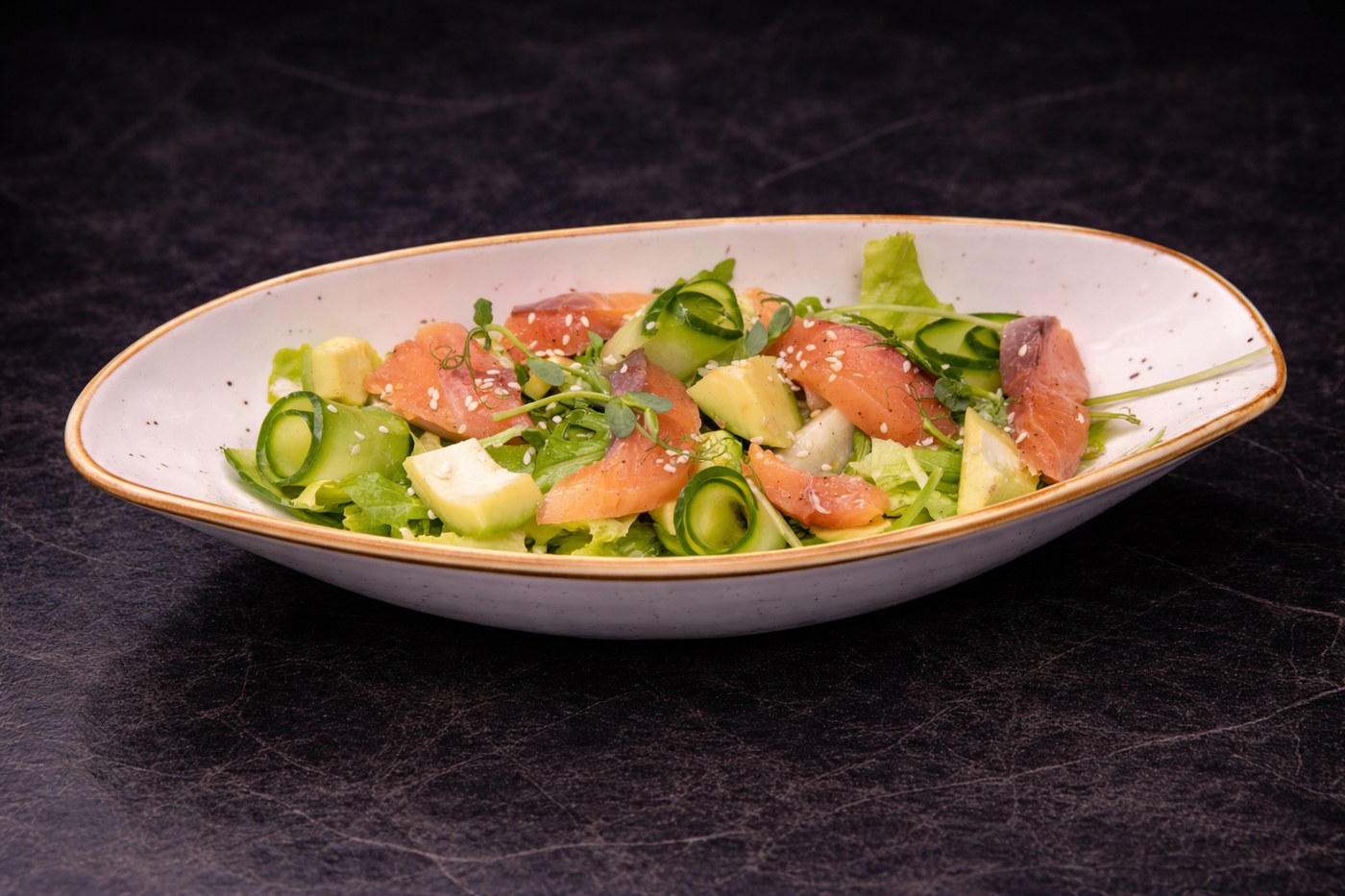 Салат с лососем и авокадо